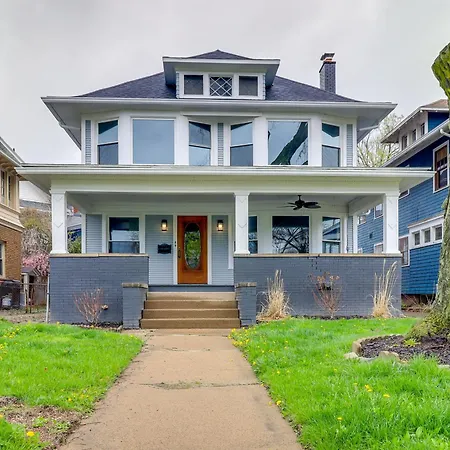 Walkable Apt 4 Mi To Downtown Toledo!